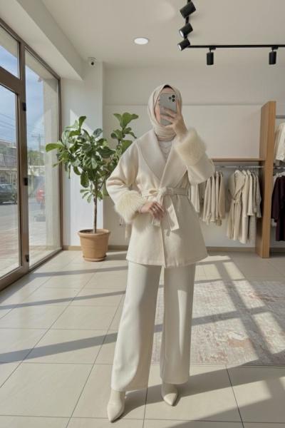 Kolları Tüylü Kısa Kaban Krem